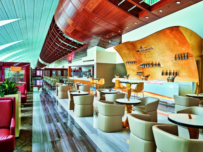 Breaking Travel News investigates: Emirates Business Class Lounge, Dubai | Focus